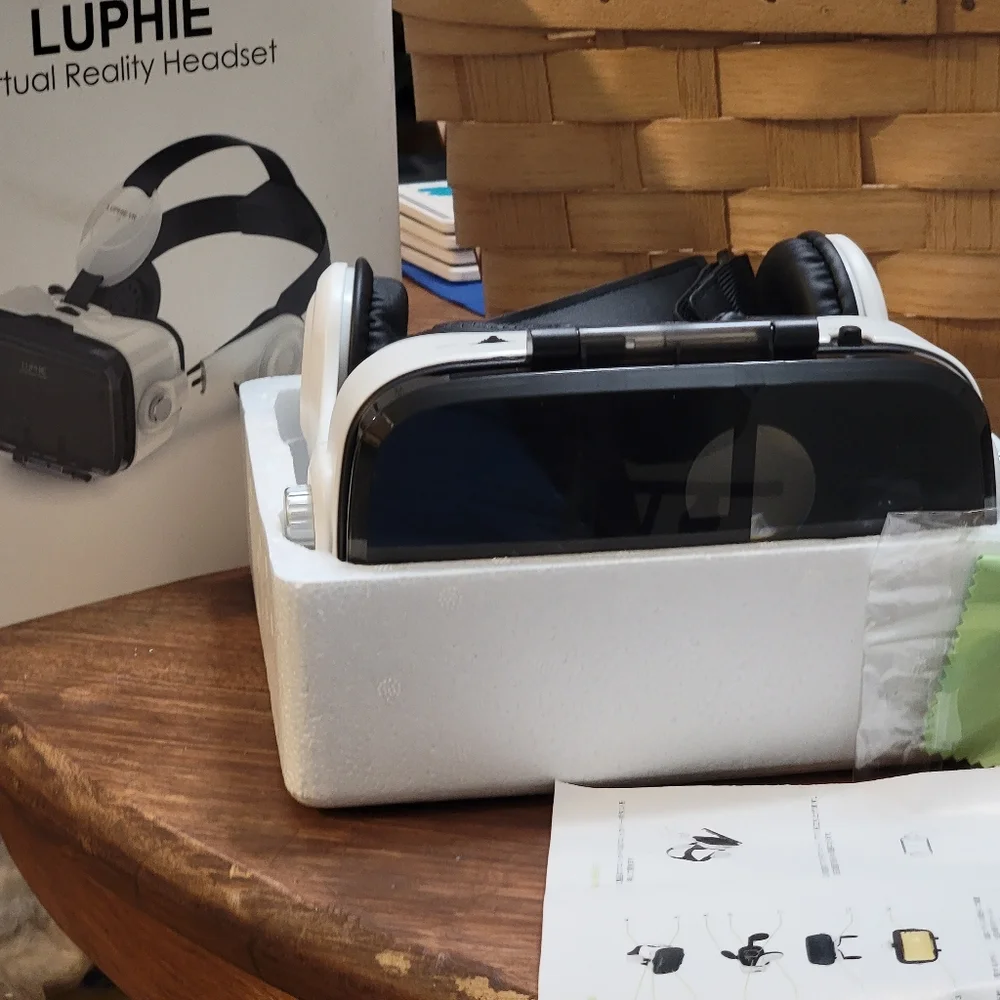 Luphie Virtual Reality 3D VR headset, glasses, new open box. Complete